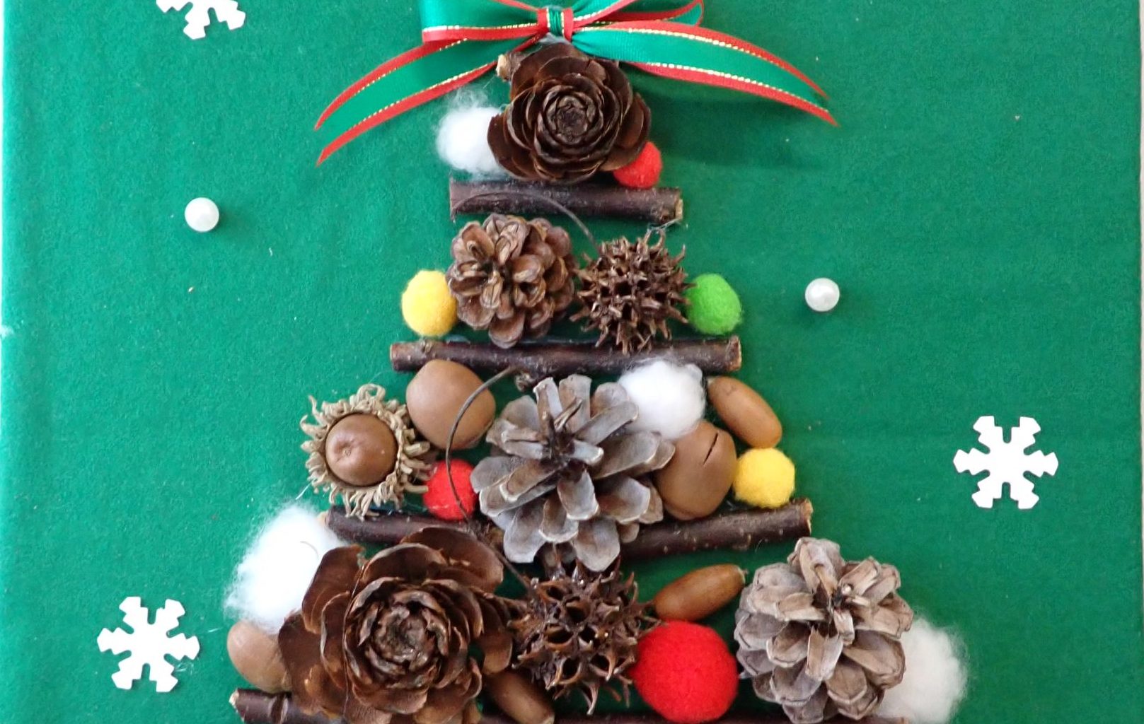 まつぼっくりやどんぐり、様々な実、枝で「森のクリスマスツリーをつくろう！！」